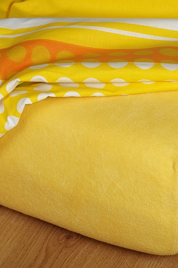 Drap éponge couleur jaune foncé