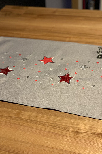 Nappe de Noël brodée grise à flocons rouges