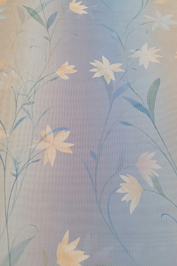 Rideau bleu clair avec des fleurs