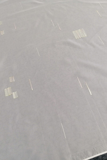 Rideau en voile blanc avec broderie vert-beige