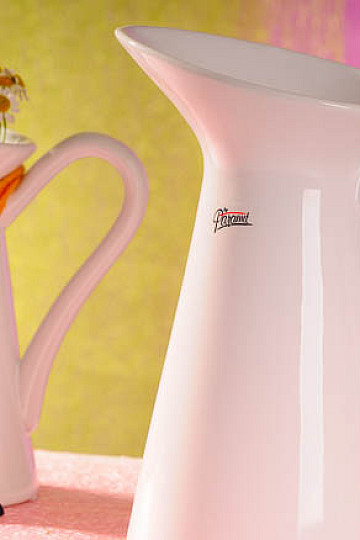 Pichet en porcelaine blanche