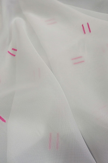 Rideau en voile crème clair avec lignes surpiquées roses
