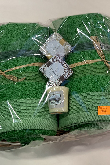 Coffret cadeau de serviettes dans un plateau en osier enveloppé de cellophane - vert
