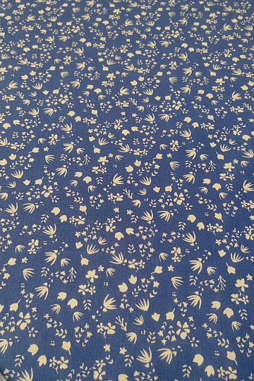 Tissu en coton bleu avec des fleurs de Gramina