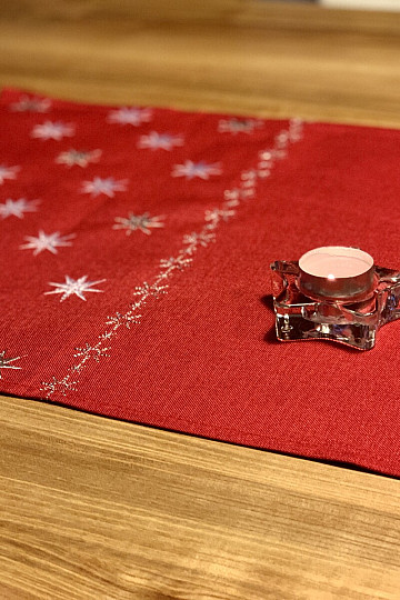 Nappe de Noël brodée rouge avec étoiles