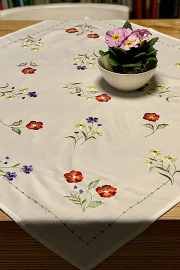 Nappe brodée FLEURS SUR UN CARRÉ
