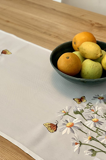 Nappe et foulard brodés MARGUERITES ET PAPILLONS