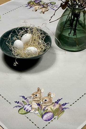 Nappe brodée LAPIN DE PÂQUES à la lavande