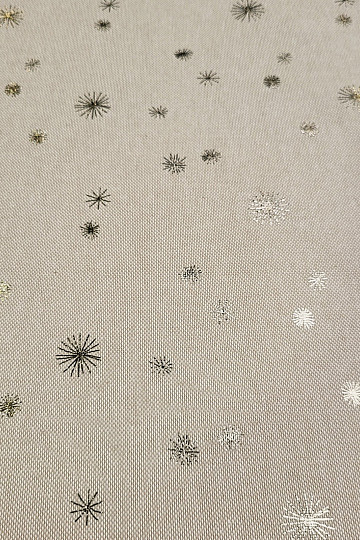 Tissu en toile de coton à motifs détoiles dorées sur la planche à découper