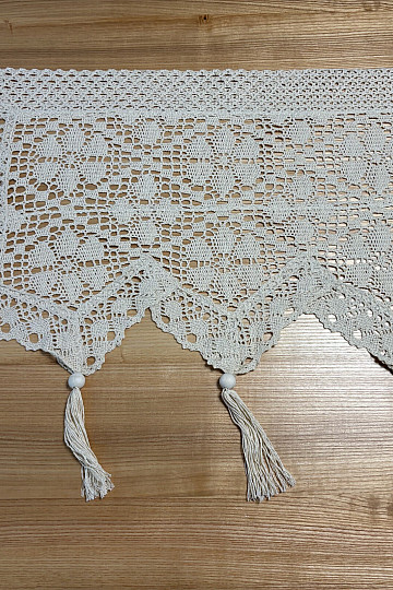Rideau en vitrail fini, fleurs blanches au crochet