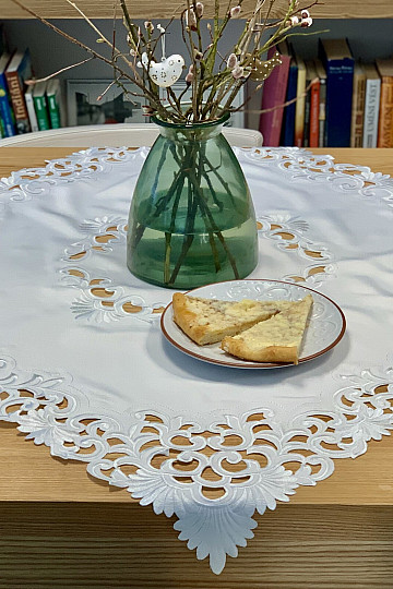 Nappe brodée en dentelle