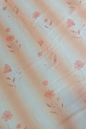 Rideau orange avec des fleurs
