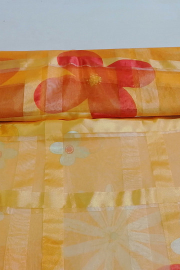Rideau orange avec des fleurs