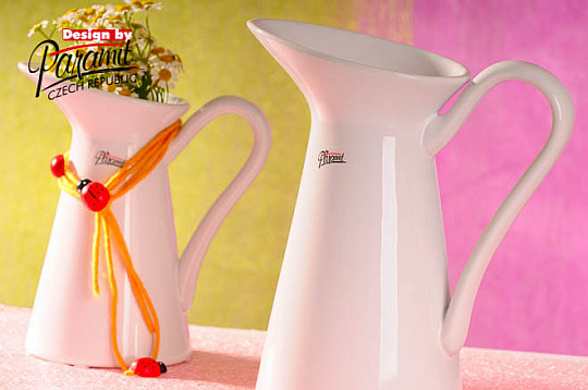 Pichet en porcelaine blanche