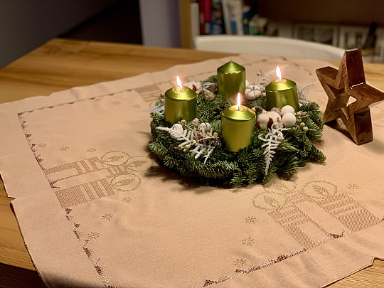 Nappes et châles saumon brodés