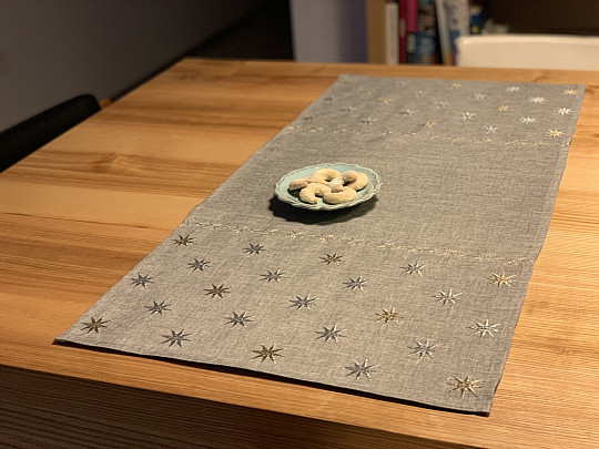 Nappe de Noël brodée gris-beige étoiles