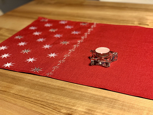 Nappe de Noël brodée rouge avec étoiles