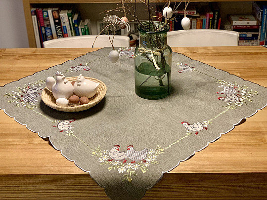 Nappe et écharpe de Pâques brodées POULE ET FLEURS gris