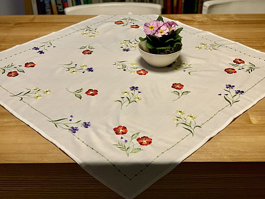 Nappe brodée FLEURS SUR UN CARRÉ