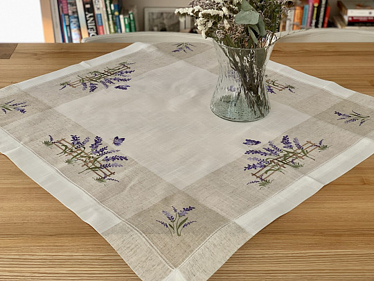 Nappe et châle brodés LAVANDE DERRIÈRE LA CLÔTURE