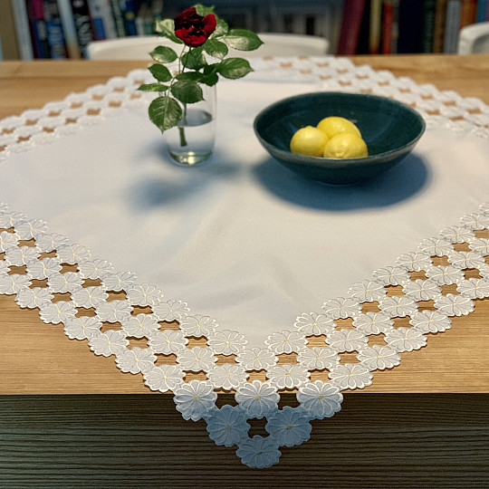 Nappe brodée DAISY