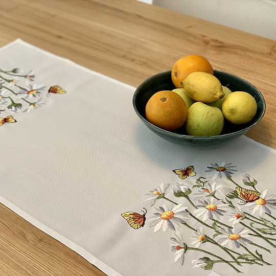 Nappe et foulard brodés MARGUERITES ET PAPILLONS