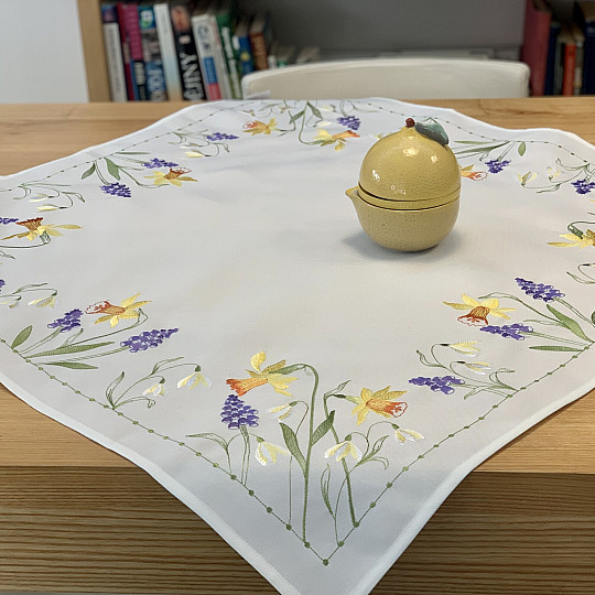 Nappe et foulard brodés NARCISSIS ET LA FILLE DES NEIGES