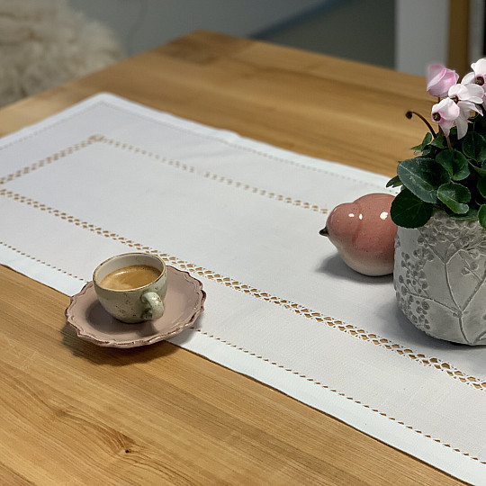 Nappe et foulard blancs ajourés