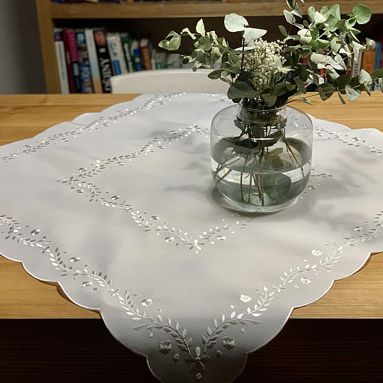 Nappe et foulard brodés de fleurs blanches