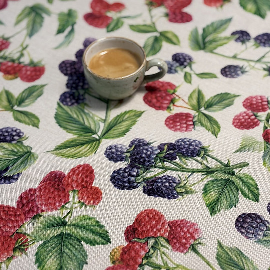 Nappe à motifs de framboises et de mûres