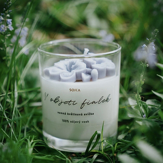 Bougie parfumée aux fleurs « Dans l’étreinte du violet »
