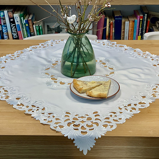 Nappe brodée en dentelle