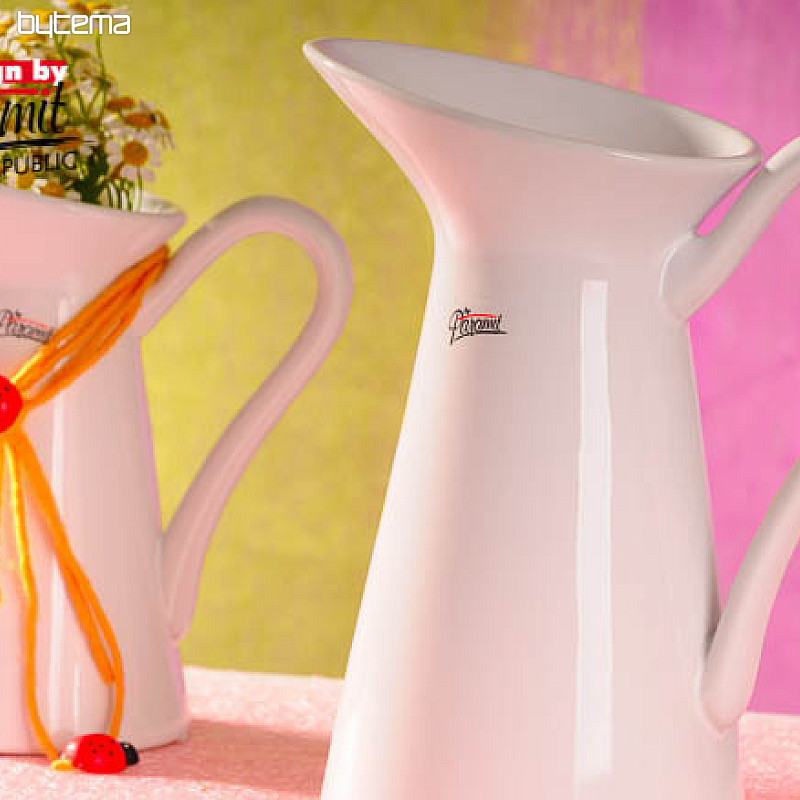 Pichet en porcelaine blanche