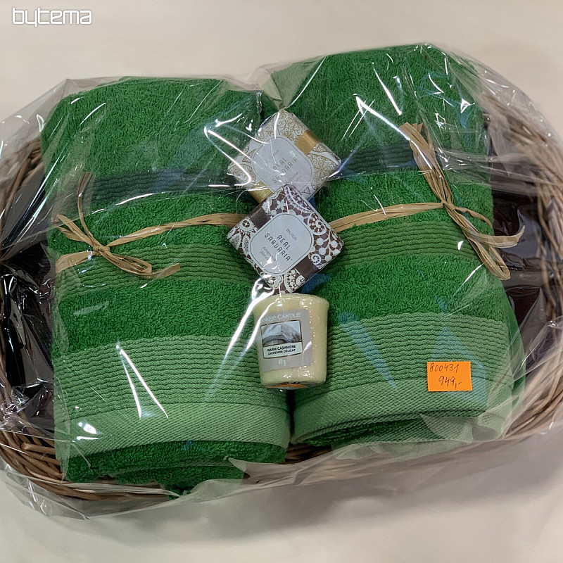 Coffret cadeau de serviettes dans un plateau en osier enveloppé de cellophane - vert