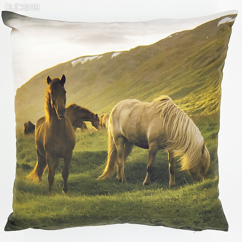 Housse de coussin déco CHEVAUX SOUS LA MONTAGNE