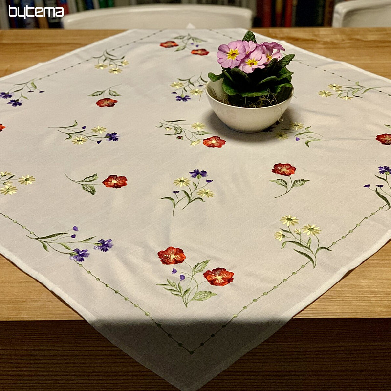 Nappe brodée FLEURS SUR UN CARRÉ