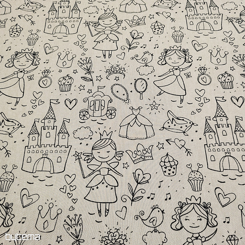 PRINCESSE peignant du tissu sur un fond uni