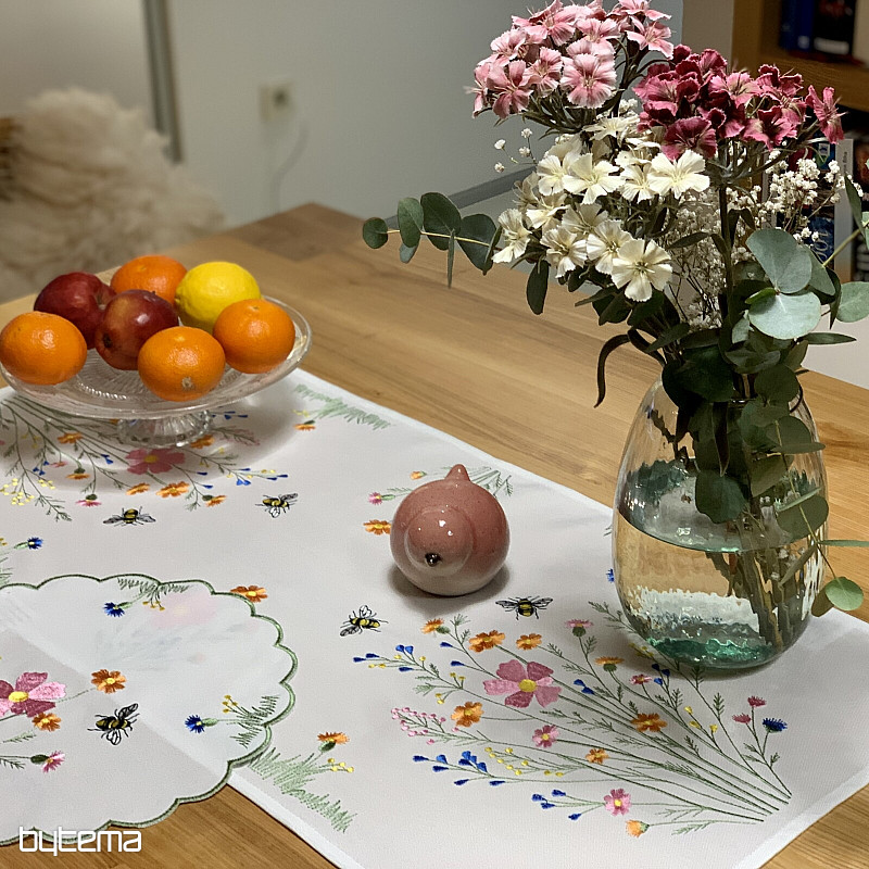 Nappe et foulard brodés Prairie et abeilles