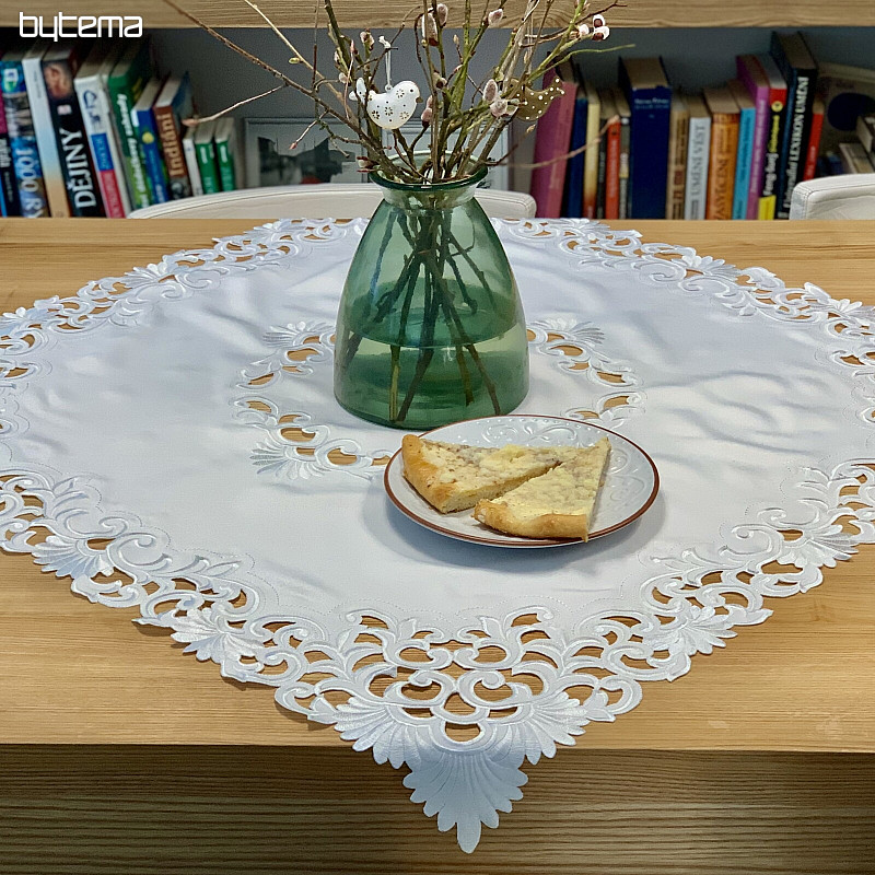 Nappe brodée en dentelle