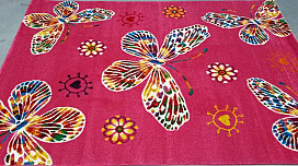 Papillons colorés sur le tapis