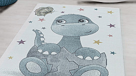 De beaux tapis pour les enfants de différents âges...