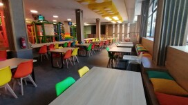 Coussins colorés dans la nouvelle salle de jeux Magic Park
