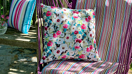 Ambiance estivale sur la terrasse : Dans l&#39;étreinte des couleurs et des motifs de Monet