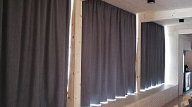 Rideaux occultants dans la nouvelle salle de sport de Bordovíce