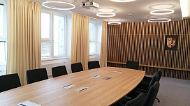 Rideaux dans la salle de réunion du bureau municipal de Kopřivnice