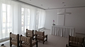 Rideaux et nappe avec jupe pour la salle de cérémonie du village de Lešná