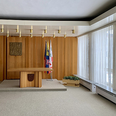 Commune de Březová - installation de rails et de rideaux