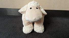 JOUET MOUTON sur un bouton