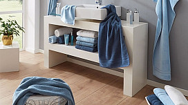 Nous équipons la salle de bain. Serviettes de bain, serviettes, tapis, textiles de salle de bain