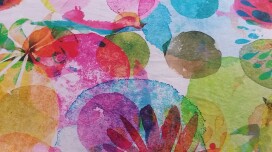 Des fleurs partout où vous regardez. Le printemps apparaît aussi sur les tissus